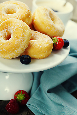 포토 JPG 해외이미지 딸기 디저트 실내 사람없음 아웃포커스 식탁보 도넛 달콤 받침대 블루베리 해외202004 해외포토 음식 과일 촬영기법 내부 맛 파일형식