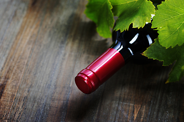 포토 JPG 해외이미지 근접촬영 사람없음 와인 와인병 나무바닥 포도잎 카피스페이스 해외202004 해외포토 뷰포인트 잎 포도 병_용기 바닥 주류 공백 파일형식