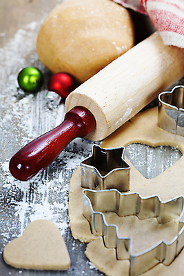 포토 JPG 해외이미지 실내 사람없음 준비 반죽 밀가루 홈베이킹 제빵 쿠키틀 반죽밀대 오너먼트 해외202004 해외포토 크리스마스장식 내부 제과제빵 가루 밀대 제빵도구 파일형식