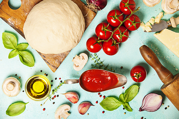 포토 JPG 해외이미지 식재료 방울토마토 실내 마늘 사람없음 올리브오일 준비 파란배경 반죽 양송이 바질 토마토소스 나무도마 도우 반죽밀대 적양파 치즈나이프 파마산치즈 해외202004 해외포토 백그라운드 토마토 채소 양파 치즈 도마 내부 목재 파란색 버섯 소스_음식 나이프 기름_음식 밀대 파일형식