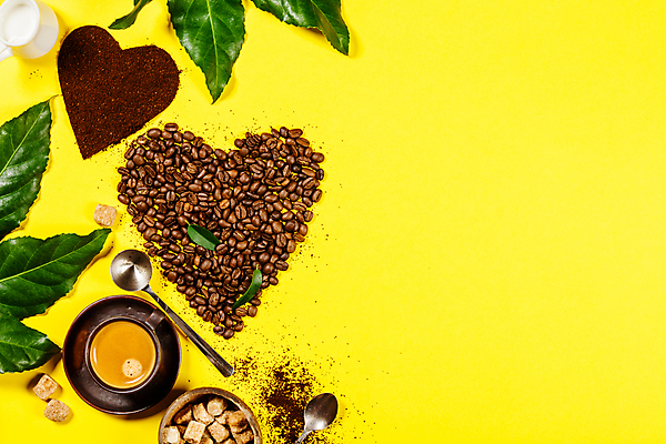 포토 JPG 해외이미지 커피 실내 사람없음 하이앵글 숟가락 원두 하트 커피잔 노란배경 플랫레이 해외202004 해외포토 모양 음료 뷰포인트 백그라운드 잔 수저 내부 노란색 플랫 파일형식