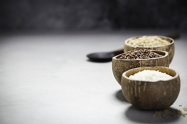 포토 JPG 해외이미지 회색배경 밥 실내 종류 사람없음 아웃포커스 쌀 담기 나무그릇 해외202004 해외포토 그릇 음식 백그라운드 모션 곡류 촬영기법 내부 목재 회색 파일형식