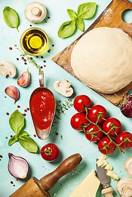 포토 JPG 해외이미지 식재료 방울토마토 실내 마늘 사람없음 하이앵글 올리브오일 준비 파란배경 반죽 양송이 바질 토마토소스 나무도마 도우 반죽밀대 적양파 치즈나이프 파마산치즈 해외202004 해외포토 뷰포인트 백그라운드 토마토 채소 양파 치즈 도마 내부 목재 파란색 버섯 소스_음식 나이프 기름_음식 밀대 파일형식