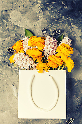 포토 JPG 해외이미지 꽃다발 봄꽃 회색배경 부활절 실내 사람없음 하이앵글 쇼핑백 장미 깃털 담기 히아신스 해외202004 해외포토 기념일 꽃 뷰포인트 백그라운드 가방 모션 내부 봄 회색 파일형식