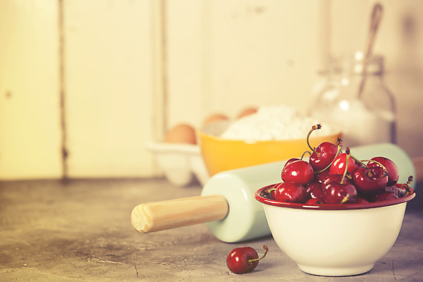 포토 JPG 해외이미지 그릇 유리병 사람없음 아웃포커스 계란 숟가락 체리 설탕 밀가루 밀대 계란판 카피스페이스 해외202004 해외포토 식기 과일 주방용품 병_용기 촬영기법 수저 알 공백 가루 파일형식