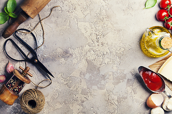 포토 JPG 해외이미지 방울토마토 회색배경 실내 사람없음 하이앵글 올리브오일 계란껍데기 토마토소스 노끈 반죽밀대 파마산치즈 후추갈이 카피스페이스 해외202004 해외포토 줄 뷰포인트 백그라운드 토마토 치즈 내부 계란 공백 회색 소스_음식 기름_음식 밀대 분쇄기 파일형식