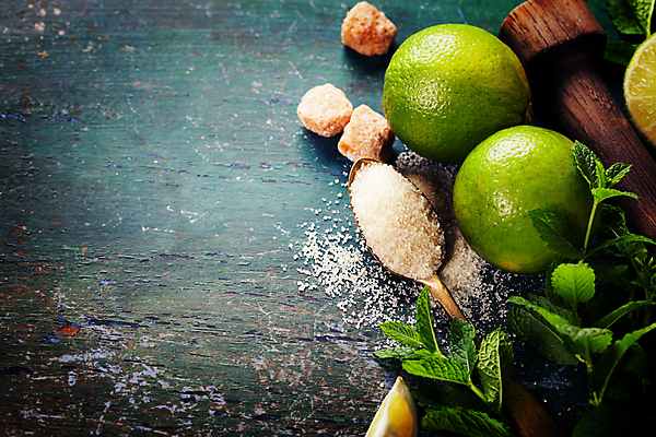 포토 JPG 해외이미지 프레임 사람없음 하이앵글 숟가락 설탕 민트 파란배경 라임 모히토 카피스페이스 해외202004 해외포토 뷰포인트 백그라운드 과일 수저 파란색 공백 칵테일 허브 파일형식