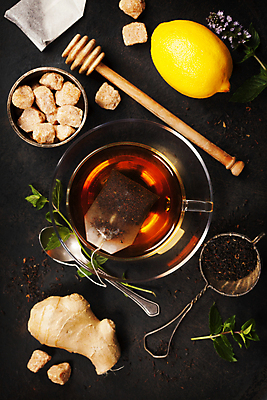 포토 JPG 해외이미지 잎 검은배경 실내 사람없음 하이앵글 찻잔 티스푼 레몬 생강 티백 생강차 허니디퍼 해외202004 차거름망 해외포토 식물 뷰포인트 백그라운드 채소 과일 잔 내부 차_음료 숟가락 검은색 도구 파일형식