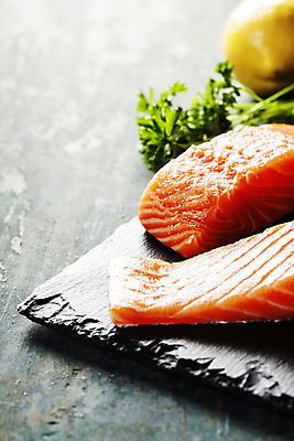 포토 JPG 해외이미지 채소 실내 근접촬영 사람없음 레몬 날것 소금 연어 후추 바질 로즈메리 석판 연어요리 연어회 해외202004 해외포토 음식 뷰포인트 과일 어류 내부 생선회 허브 향신료 파일형식