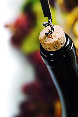 포토 JPG 해외이미지 포도 근접촬영 사람없음 아웃포커스 와인 와인병 코르크 와인오프너 카피스페이스 해외202004 해외포토 뷰포인트 과일 병_용기 주류 촬영기법 공백 병따개 파일형식