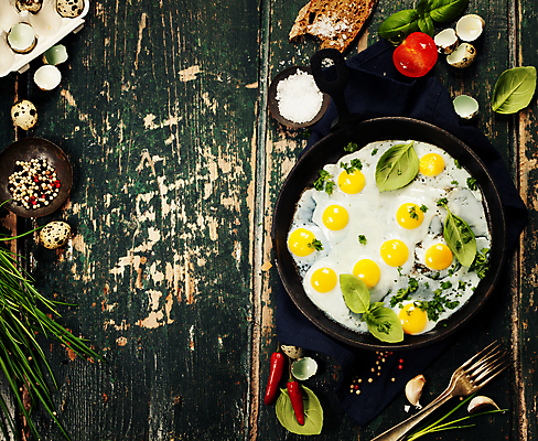 포토 JPG 해외이미지 접시 포크 방울토마토 실내 사람없음 계란 아침식사 바게트 계란프라이 나무바닥 소금 메추리알 통후추 카피스페이스 해외202004 해외포토 식기 빵 토마토 바닥 내부 알 식사 공백 계란요리 후추 파일형식