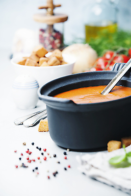 포토 JPG 해외이미지 토마토 방울토마토 사람없음 숟가락 수프 냄비 흰배경 후추 바질 크루통 해외202004 해외포토 빵 백그라운드 채소 수저 흰색 솥 향신료 파일형식