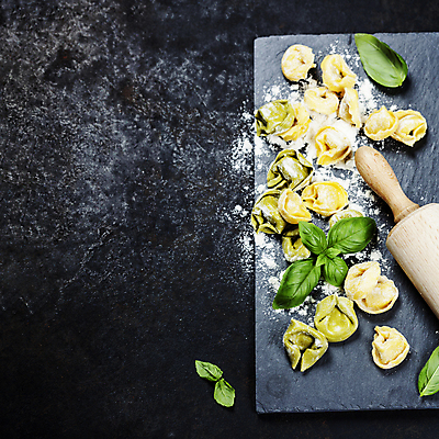 포토 JPG 해외이미지 식재료 검은배경 실내 사람없음 준비 밀가루 바질 돌판 반죽밀대 카피스페이스 토르텔리니 해외202004 해외포토 백그라운드 파스타 내부 검은색 공백 돌_바위 가루 밀대 파일형식