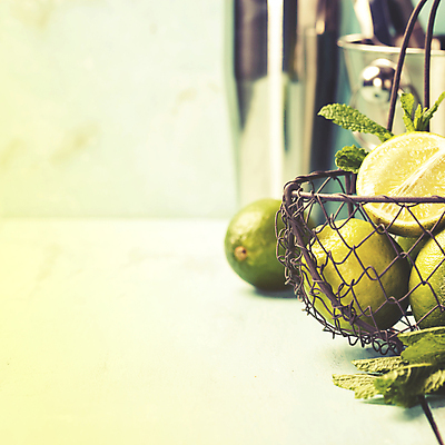 포토 JPG 해외이미지 단면 사람없음 바구니 민트 흰배경 담기 라임 모히토 쉐이커 카피스페이스 해외202004 해외포토 백그라운드 과일 모션 공백 흰색 칵테일 허브 파일형식