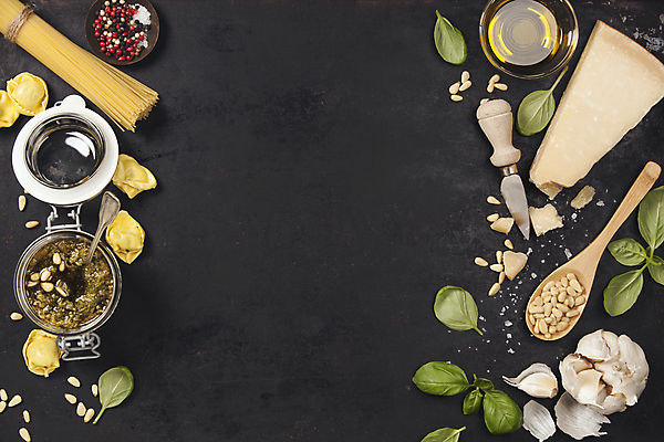 포토 JPG 해외이미지 검은배경 유리병 실내 마늘 사람없음 하이앵글 이탈리아음식 올리브오일 잣 바질 나무숟가락 라비올리 치즈나이프 통후추 파마산치즈 파스타면 카피스페이스 페스토 해외202004 해외포토 뷰포인트 백그라운드 채소 병_용기 치즈 파스타 서양음식 내부 숟가락 검은색 공백 견과류 면류 소스_음식 나이프 기름_음식 후추 파일형식