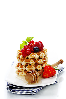 포토 JPG 해외이미지 접시 딸기 디저트 실내 사람없음 식탁보 달콤 흰배경 블루베리 산딸기 꿀 와플 허니디퍼 해외202004 해외포토 식기 음식 백그라운드 과일 내부 흰색 도구 맛 파일형식