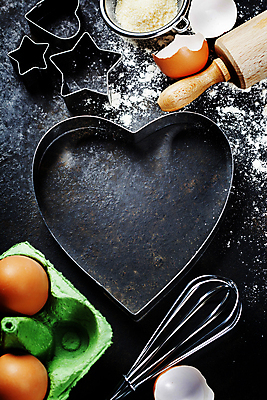 포토 JPG 해외이미지 별 검은배경 실내 사람없음 하이앵글 계란 하트 계란껍데기 준비 밀가루 홈베이킹 제빵 거품기 쿠키틀 계란판 반죽밀대 해외202004 해외포토 자연요소 모양 뷰포인트 백그라운드 주방용품 내부 제과제빵 알 검은색 가루 밀대 제빵도구 파일형식