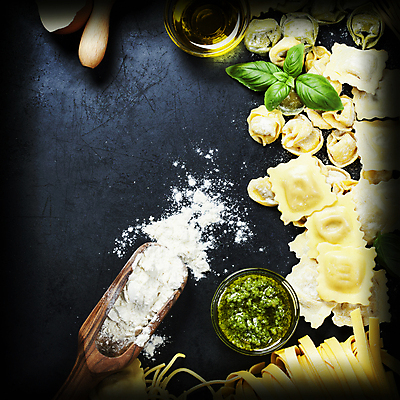 포토 JPG 해외이미지 식재료 검은배경 실내 사람없음 올리브오일 준비 밀가루 바질 비네팅 라비올리 스쿱 파스타면 페스토 탈리아텔레 토르텔리니 해외202004 해외포토 백그라운드 파스타 촬영기법 내부 검은색 면류 소스_음식 기름_음식 가루 파일형식