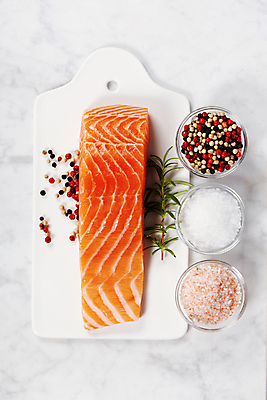 포토 JPG 해외이미지 재료 도마 실내 사람없음 하이앵글 향신료 날것 소금 연어 후추 연어요리 연어회 플랫레이 해외202004 해외포토 음식 뷰포인트 주방용품 어류 내부 생선회 플랫 향미료 파일형식