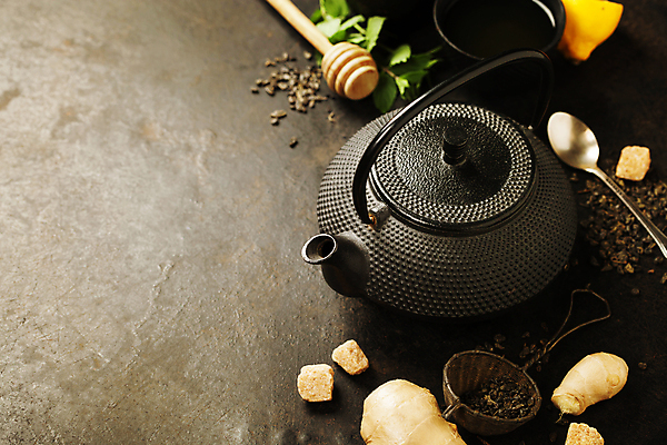 포토 JPG 해외이미지 잎 검은배경 실내 사람없음 숟가락 찻잔 다기 찻주전자 설탕 생강 찻잎 허니디퍼 카피스페이스 해외202004 차거름망 해외포토 식물 백그라운드 채소 주전자 잔 수저 내부 차_음료 검은색 공백 도구 다도 파일형식