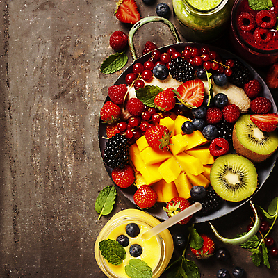 포토 JPG 해외이미지 음료 딸기 잔 실내 키위 빨대 사람없음 블루베리 망고 블랙베리 스무디 크랜베리 갈색배경 해외202004 해외포토 식기 열매 백그라운드 과일 내부 갈색 열대과일 파일형식