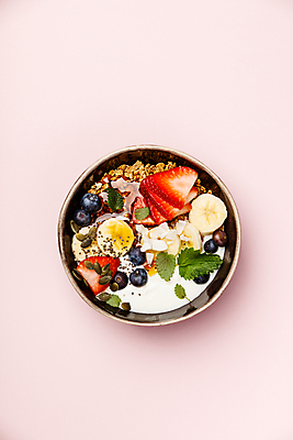 포토 JPG 해외이미지 그릇 딸기 곡류 바나나 실내 사람없음 하이앵글 시리얼 블루베리 요거트 분홍색배경 그래놀라 해외202004 해외포토 식기 음식 뷰포인트 분홍색 백그라운드 과일 유제품 내부 파일형식