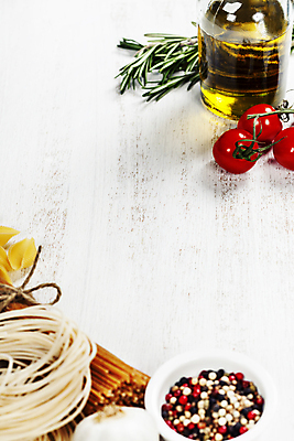 포토 JPG 해외이미지 그릇 방울토마토 마늘 스파게티 사람없음 올리브오일 흰배경 후추 로즈메리 통후추 해외202004 해외포토 식기 백그라운드 토마토 채소 파스타 흰색 기름_음식 허브 향신료 파일형식