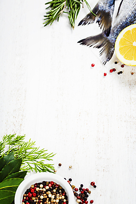 포토 JPG 해외이미지 그릇 식재료 실내 어류 사람없음 하이앵글 레몬 해산물 흰배경 후추 로즈메리 카피스페이스 해외202004 해외포토 식기 뷰포인트 백그라운드 과일 내부 수중동물 공백 흰색 허브 향신료 파일형식