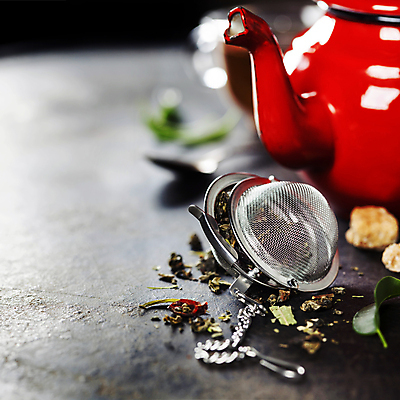 포토 JPG 해외이미지 잎 검은배경 실내 사람없음 아웃포커스 숟가락 다기 찻주전자 설탕 찻잎 해외202004 차거름망 해외포토 식물 백그라운드 주전자 촬영기법 수저 내부 차_음료 검은색 다도 파일형식