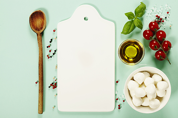 포토 JPG 해외이미지 그릇 방울토마토 도마 도마_주방용품 실내 사람없음 올리브오일 바질 나무주걱 모짜렐라치즈 통후추 민트색배경 해외202004 해외포토 식기 백그라운드 토마토 주방용품 치즈 내부 목재 기름_음식 주걱 후추 민트색 파일형식