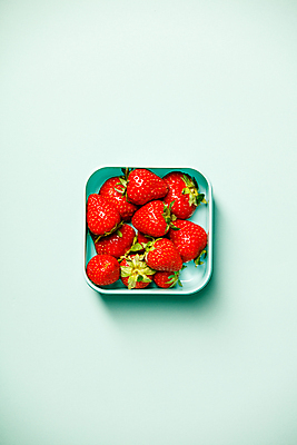 포토 JPG 해외이미지 접시 딸기 실내 사람없음 하이앵글 파란배경 해외202004 해외포토 식기 뷰포인트 백그라운드 과일 내부 파란색 파일형식