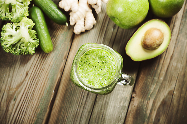 포토 JPG 해외이미지 음료 잔 실내 사람없음 야채주스 나무바닥 아보카도 건강식 다이어트음식 스무디 야채음료 디톡스 해외202004 해외포토 식기 음식 다이어트 과일 바닥 건강 내부 주스 파일형식