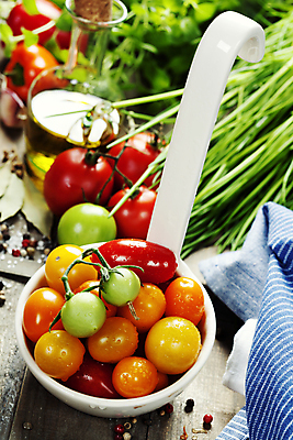 포토 JPG 해외이미지 토마토 방울토마토 실내 사람없음 신선 국자 담기 해외202004 해외포토 채소 모션 주방용품 내부 파일형식