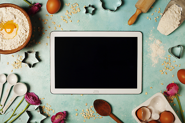 포토 JPG 해외이미지 꽃 사람없음 하이앵글 태블릿 계란 하트 파란배경 밀가루 밀대 쿠키틀 계량스푼 나무숟가락 계란판 나무그릇 별모형 스쿱 카피스페이스 귀리 해외202004 해외포토 모양 식물 그릇 별 뷰포인트 백그라운드 주방용품 곡류 목재 파란색 전자제품 스마트기기 모형 알 숟가락 공백 가루 제빵도구 파일형식