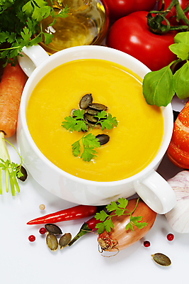 포토 JPG 해외이미지 스튜디오촬영 그릇 토마토 고추 양파 실내 사람없음 하이앵글 흰배경 후추 단호박수프 해외202004 해외포토 식기 뷰포인트 백그라운드 채소 내부 흰색 수프 향신료 파일형식