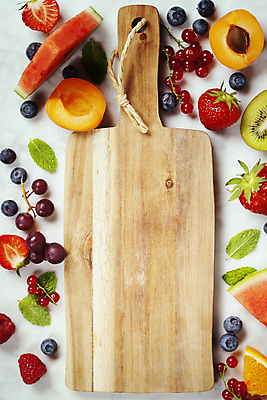 포토 JPG 해외이미지 딸기 수박 실내 키위 사람없음 하이앵글 산딸기 나무도마 살구 해외202004 해외포토 뷰포인트 과일 도마 내부 목재 파일형식