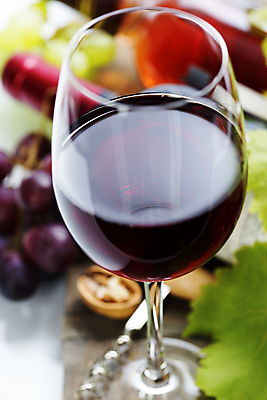 포토 JPG 해외이미지 와인잔 포도 근접촬영 사람없음 아웃포커스 와인 와인병 호두 와인오프너 포도잎 카피스페이스 해외202004 해외포토 뷰포인트 잎 술잔 과일 병_용기 주류 촬영기법 공백 견과류 병따개 파일형식