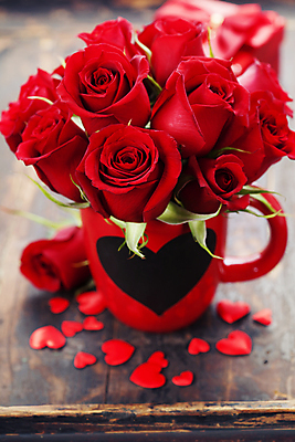 포토 JPG 해외이미지 실내 발렌타인데이 사랑 사람없음 장미 꽃병 머그컵 하트 오브젝트 나무탁자 해외202004 해외포토 모양 꽃 감정 데이이벤트 탁자 내부 컵 파일형식