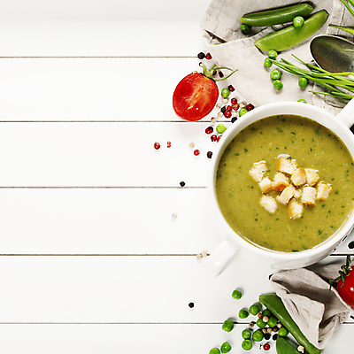 포토 JPG 해외이미지 그릇 방울토마토 실내 사람없음 숟가락 식탁보 수프 완두콩 나무바닥 야채수프 크루통 통후추 카피스페이스 해외202004 해외포토 식기 빵 토마토 콩 바닥 수저 내부 공백 후추 파일형식