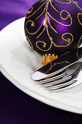 포토 JPG 해외이미지 접시 포크 크리스마스 실내 사람없음 나이프 상차림 준비 보라색배경 오너먼트 해외202004 플레이팅 해외포토 식기 기념일 백그라운드 크리스마스장식 내부 보라색 칼 파일형식