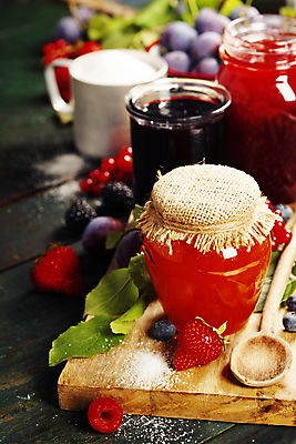 포토 JPG 해외이미지 그릇 잎 딸기 유리병 디저트 사람없음 아웃포커스 컵 설탕 유기농 블루베리 산딸기 자두 나무숟가락 건포도 과일잼 나무도마 나무탁자 크랜베리 해외202004 해외포토 식물 식기 웰빙 열매 음식 과일 탁자 포도 병_용기 도마 촬영기법 목재 숟가락 잼 건과일 파일형식