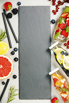 포토 JPG 해외이미지 조각 과일 딸기 건강 빨대 사람없음 하이앵글 레몬 허브 채식 바질 다이어트음식 음료수병 저칼로리식단 플랫레이 카피스페이스 디톡스 비건 해외202004 해외포토 식물 뷰포인트 다이어트 공백 플랫 식단 저칼로리 채식주의자 병_담는 파일형식