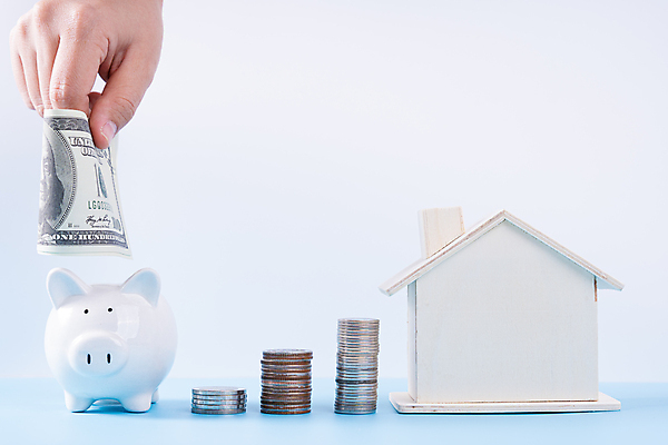 포토 JPG 해외이미지 손 지폐 주택 신체부위 금융 경제 저축 돼지저금통 잡기 절약 흰배경 건축모형 동전탑 집모양 해외포토 모양 백그라운드 컨셉 돈 모션 사람 건물 쌓기 모형 동전 저금통 흰색 파일형식