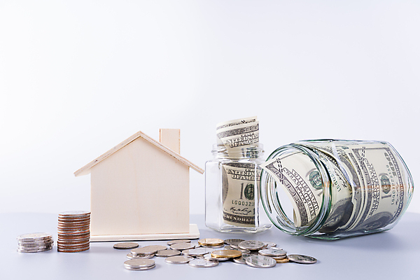 포토 JPG 해외이미지 지폐 유리병 사람없음 금융 저축 저금통 절약 건축모형 동전탑 집모양 해외포토 모양 컨셉 돈 병_용기 경제 쌓기 모형 동전 파일형식