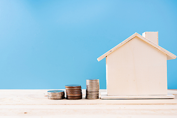 포토 JPG 해외이미지 사람없음 금융 저축 절약 파란배경 건축모형 동전탑 집모양 해외포토 모양 백그라운드 컨셉 경제 파란색 쌓기 모형 동전 파일형식