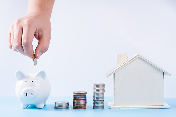 포토 JPG 해외이미지 손 신체부위 금융 저축 돼지저금통 잡기 절약 흰배경 건축모형 동전탑 집모양 해외포토 모양 백그라운드 컨셉 모션 사람 경제 쌓기 모형 동전 저금통 흰색 파일형식