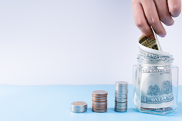 포토 JPG 해외이미지 손 돈 신체부위 금융 달러 동전 저축 저금통 흰배경 해외포토 백그라운드 사람 경제 흰색 재산 파일형식