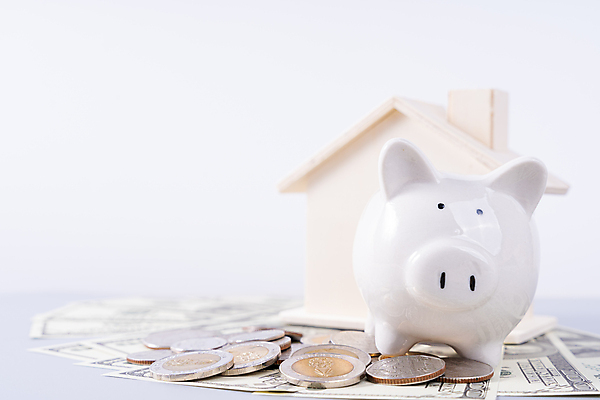 포토 JPG 해외이미지 주택 사람없음 금융 동전 저축 돼지저금통 절약 흰배경 건축모형 집모양 해외포토 모양 백그라운드 컨셉 돈 건물 경제 모형 저금통 흰색 파일형식