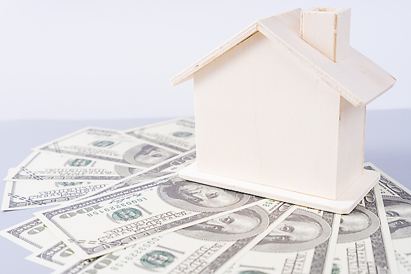 포토 JPG 해외이미지 지폐 회색배경 주택 사람없음 금융 저축 절약 재산 투자 건축모형 집모양 해외포토 모양 백그라운드 컨셉 돈 비즈니스 건물 경제 모형 회색 파일형식