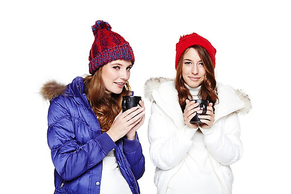 포토 JPG 스튜디오촬영 서양인 외국인 백인 모델 해외기획촬영 모자 우먼라이프 라이프스타일 긴머리 여자 2011년태국 패션 여유 커피 포즈 겨울 모션 휴식 잔 털모자 실내 서기 미소 웃음 들기 누끼 사람 상반신 20대 성인 두명 라이프 앞모습 컵 친구 점퍼 차 커피잔 찻잔 오브젝트 웨이브 털점퍼 여자만 성인여자만 청년만 청년여자만 성인만 국내포토 모자_잡화 헤어스타일 식기 잡화 계절 감정 음료 뷰포인트 컨셉 관계 표정 인종 청년 내부 생활 외투 파일형식